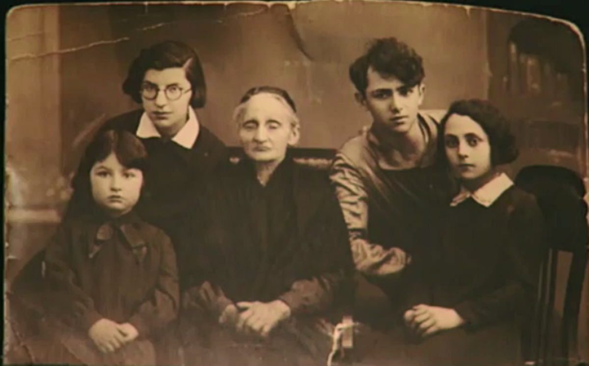 «Мама запрещала вспоминать этот город». В Гродно приехали потомки сбежавших узников гетто