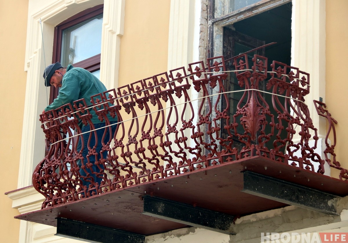 «За это никто не хотел браться». На Городничанской восстанавливают старинные балконы
