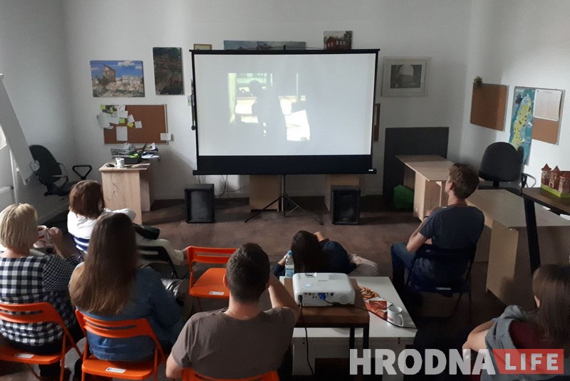 „Чарнобыль” па-беларуску паглядзелі ў рэдакцыі Hrodna.life. Глядзіце,  якія кубачкамі прынеслі госці, каб не выкарыстоўваць аднаразовыя