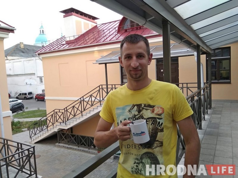 „Чарнобыль” па-беларуску паглядзелі ў рэдакцыі Hrodna.life. Глядзіце,  якія кубачкамі прынеслі госці, каб не выкарыстоўваць аднаразовыя