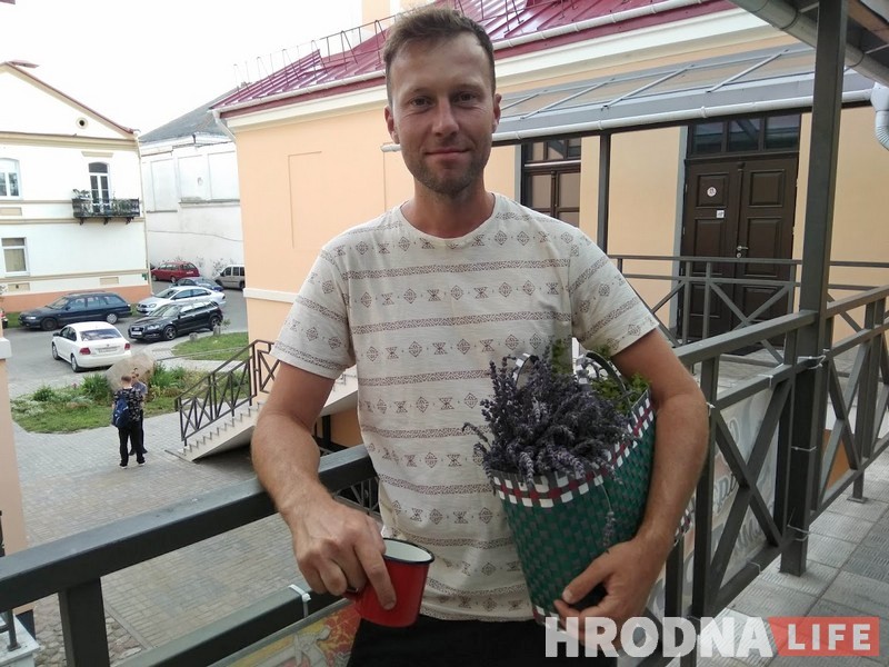 „Чарнобыль” па-беларуску паглядзелі ў рэдакцыі Hrodna.life. Глядзіце,  якія кубачкамі прынеслі госці, каб не выкарыстоўваць аднаразовыя