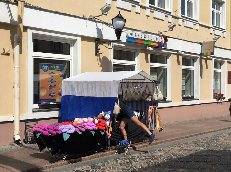 «Дазвол не патрабуецца, але ёсць нюансы». Чаму па выхадных пешаходная Савецкая так падобная да рынкаў 90-х?