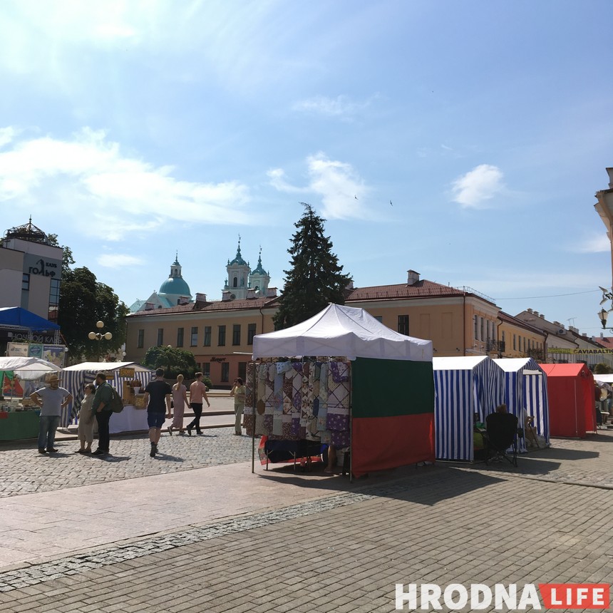 «Дазвол не патрабуецца, але ёсць нюансы». Чаму па выхадных пешаходная Савецкая так падобная да рынкаў 90-х?