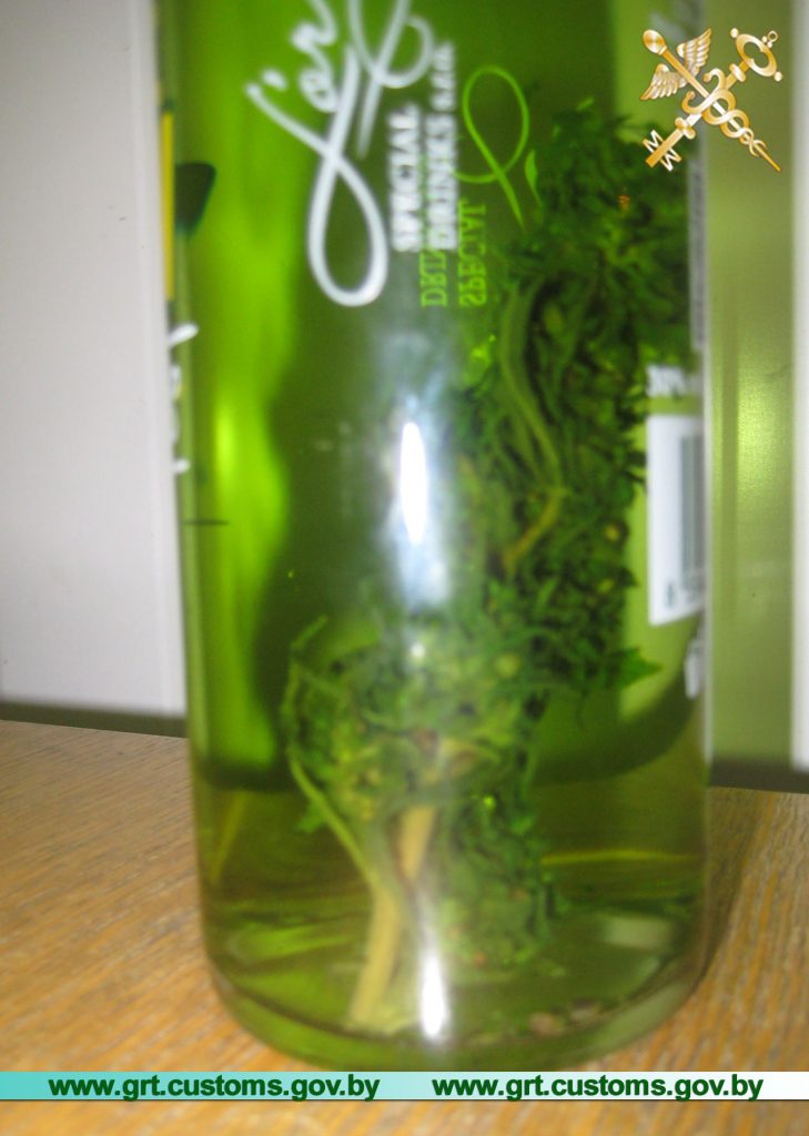 Расеец спрабаваў правезці праз мяжу бутэльку з марыхуанай унутры