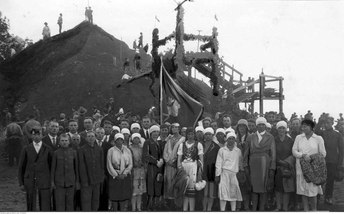 95 лет назад в Новогрудке начали насыпать Курган Мицкевича. Смотрите, как это было