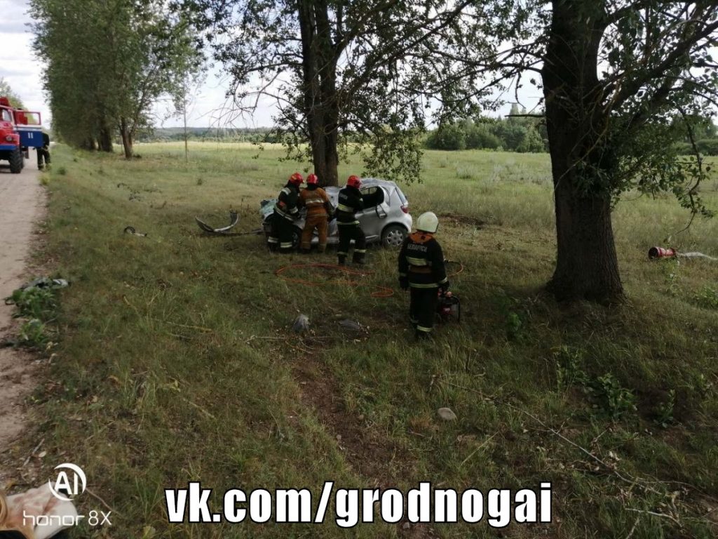 Под Слонимом семь подростков перевернулись на машине. 16-летний водитель серьезно пострадал