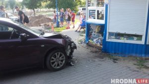 На Томина машина въехала в ларек: пострадала 6-летняя девочка На Томина машина въехала в ларек: пострадала 6-летняя девочка