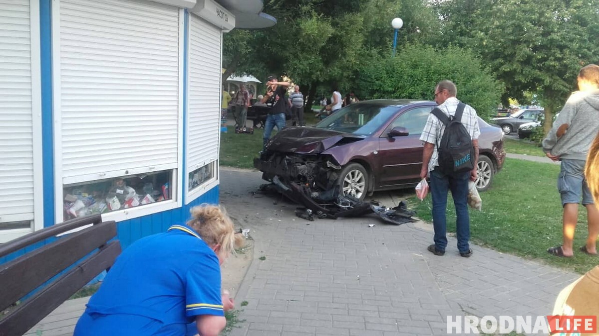 На Томіна машына ўехала ў кіёск: пацярпела 6-гадовая дзяўчынка