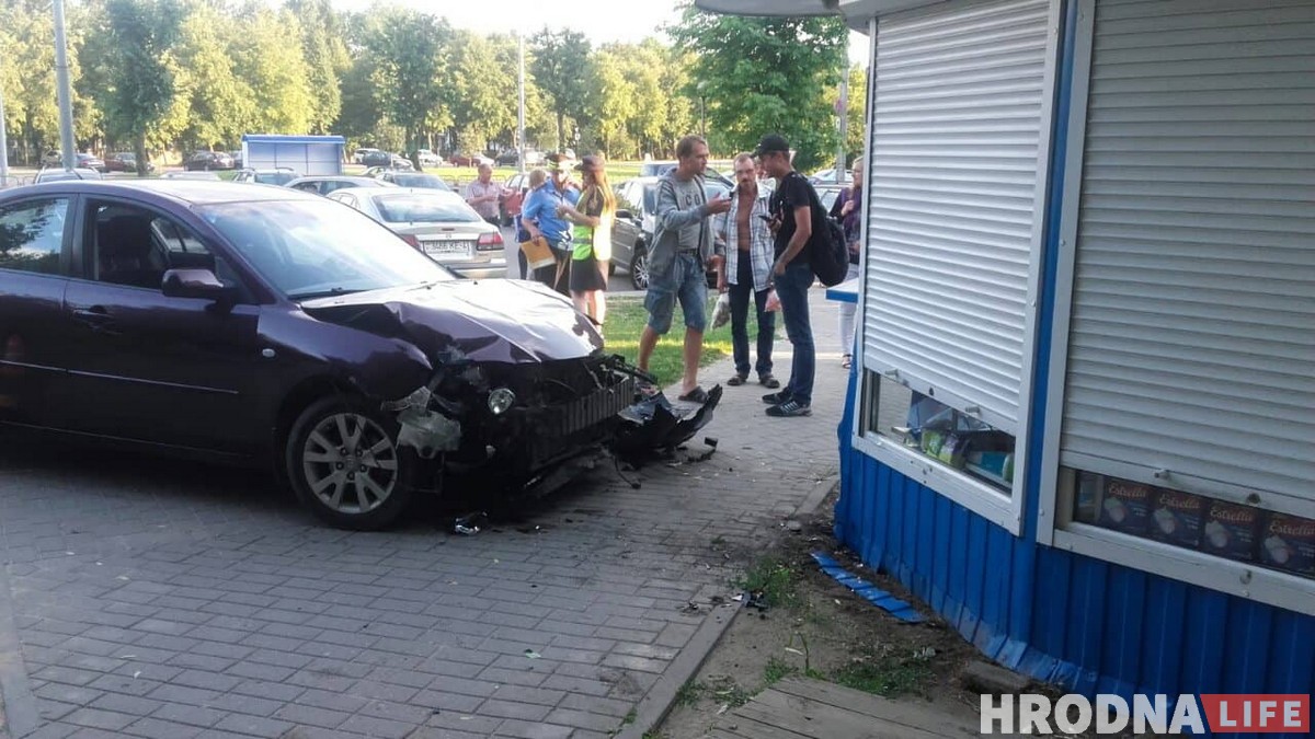 На Томіна машына ўехала ў кіёск: пацярпела 6-гадовая дзяўчынка