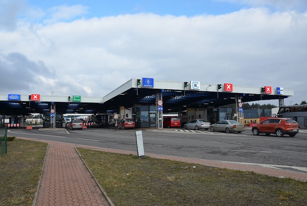 Польша ввела запрет нахождения у границы и не планирует открывать пункт пропуска в Кузнице