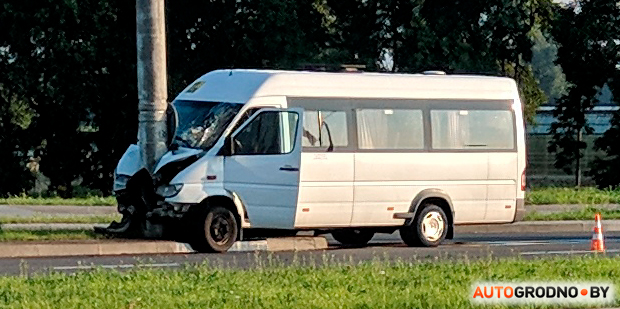 На Лебедзева ў Гродне маршрутка ўрэзалася ў слуп і "абняла" яго. Фота