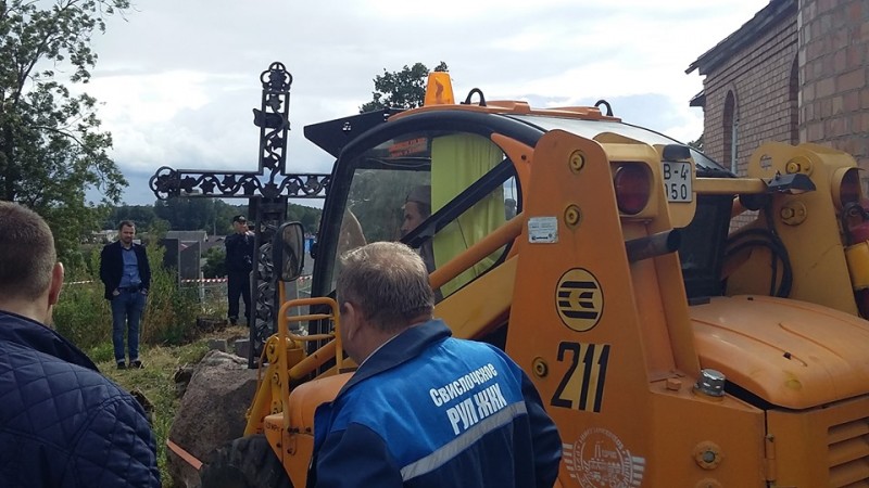 Второй день раскопок могилы Виктора Калиновского в Свислочи. Фото