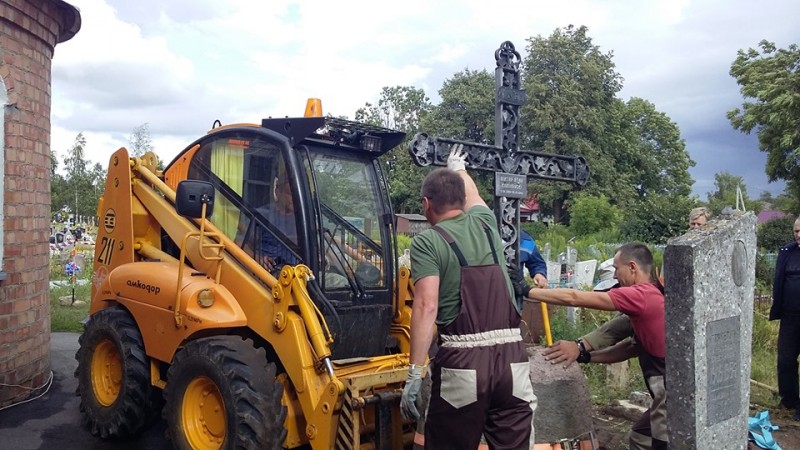 Второй день раскопок могилы Виктора Калиновского в Свислочи. Фото