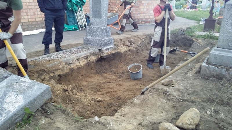Второй день раскопок могилы Виктора Калиновского в Свислочи. Фото