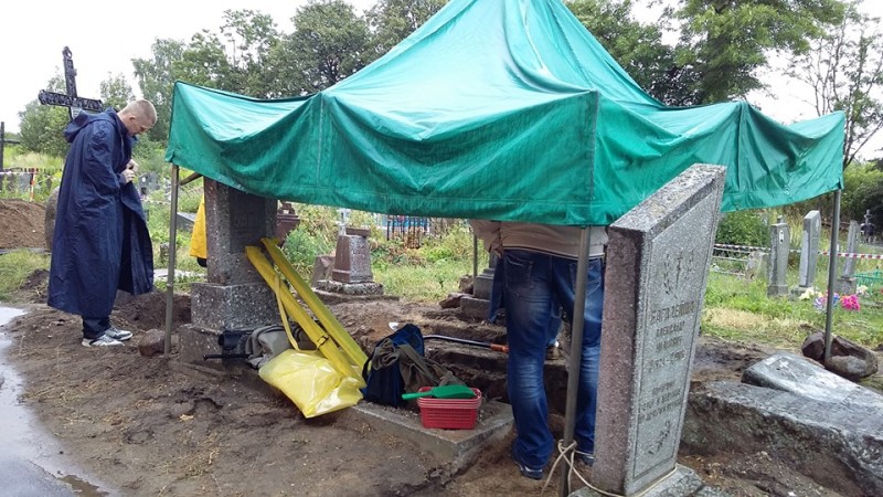 Второй день раскопок могилы Виктора Калиновского в Свислочи. Фото
