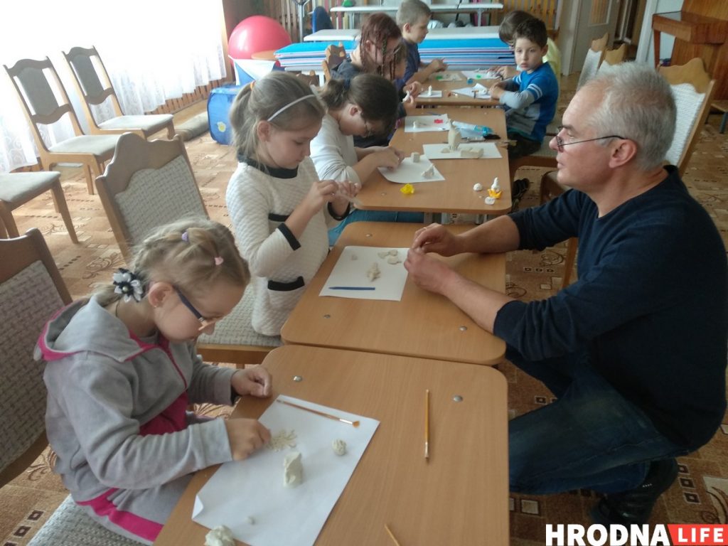 «Мама любіць сонейка, тата – чорныя сэрцайкі»... Гродзенскі мастак другі год летам праводзіць заняткі з асаблівымі дзецьмі