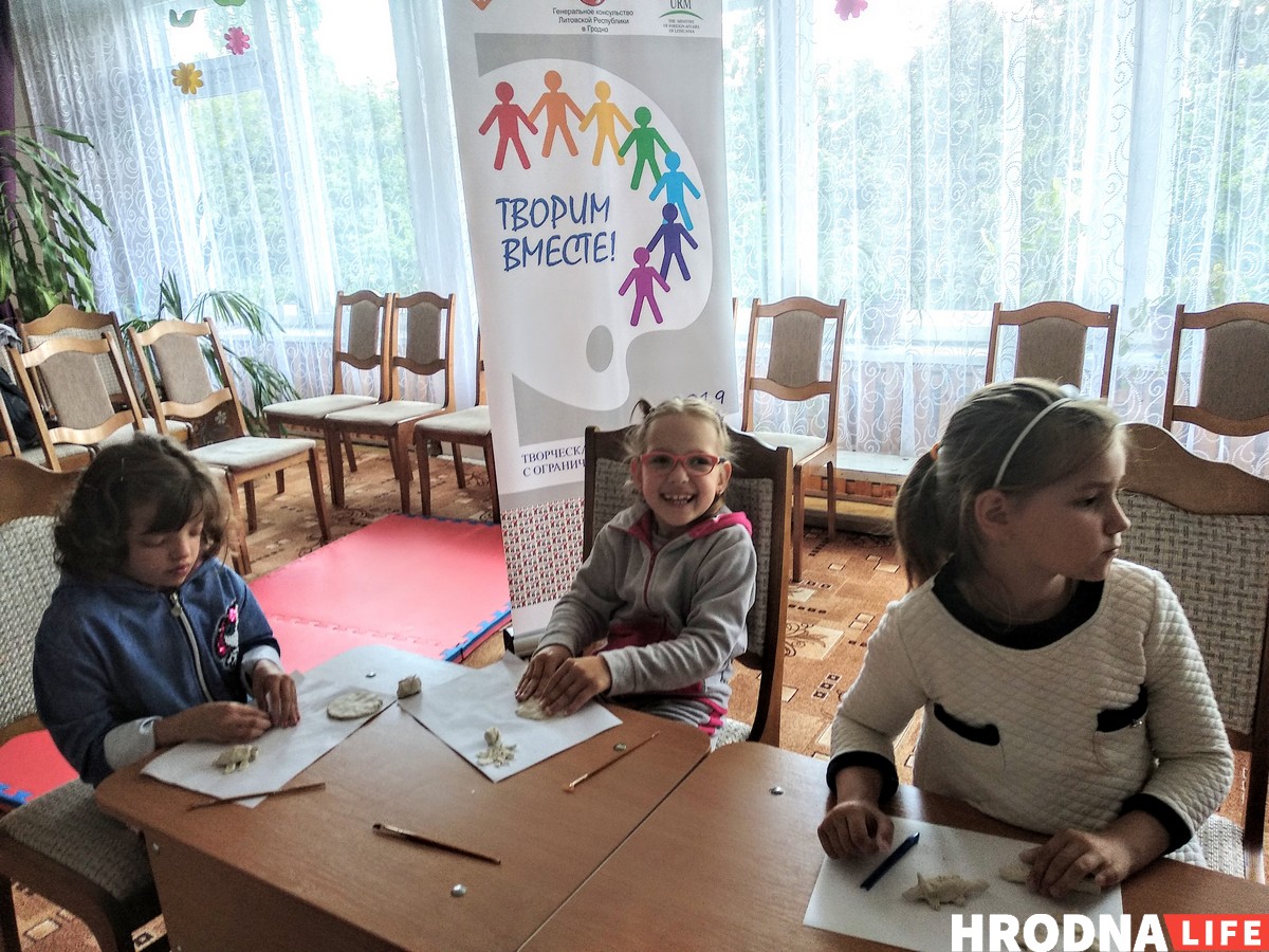 «Мама любіць сонейка, тата – чорныя сэрцайкі»... Гродзенскі мастак другі год летам праводзіць заняткі з асаблівымі дзецьмі «Мама любіць сонейка, тата – чорныя сэрцайкі»... Гродзенскі мастак другі год летам праводзіць заняткі з асаблівымі дзецьмі