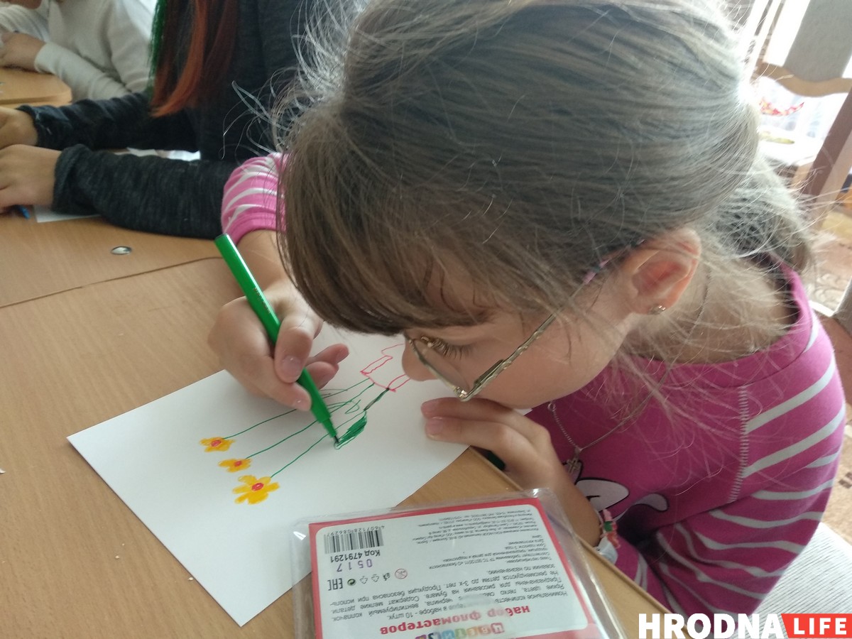 «Мама любіць сонейка, тата – чорныя сэрцайкі»... Гродзенскі мастак другі год летам праводзіць заняткі з асаблівымі дзецьмі «Мама любіць сонейка, тата – чорныя сэрцайкі»... Гродзенскі мастак другі год летам праводзіць заняткі з асаблівымі дзецьмі