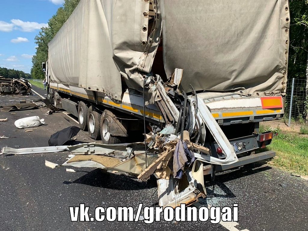 Под Воложином столкнулись микроавтобус и фура. Пассажир-попутчик из буса погиб