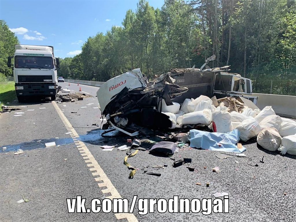 Пад Валожынам сутыкнуліся мікрааўтобус і фура. Пасажыр-спадарожнік з буса загінуў