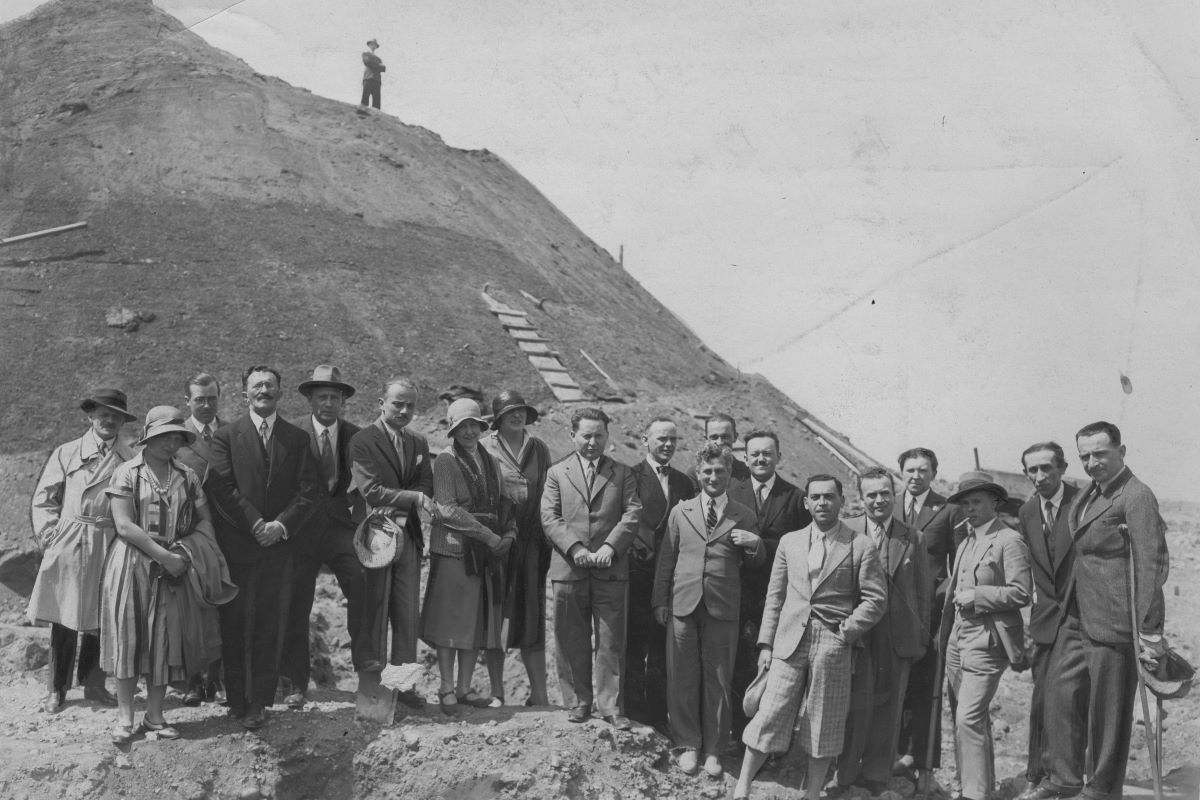 95 лет назад в Новогрудке начали насыпать Курган Мицкевича. Смотрите, как это было