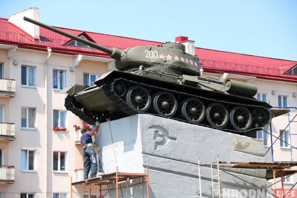 На помніку-танку на Савецкай плошчы зменяць надпіс