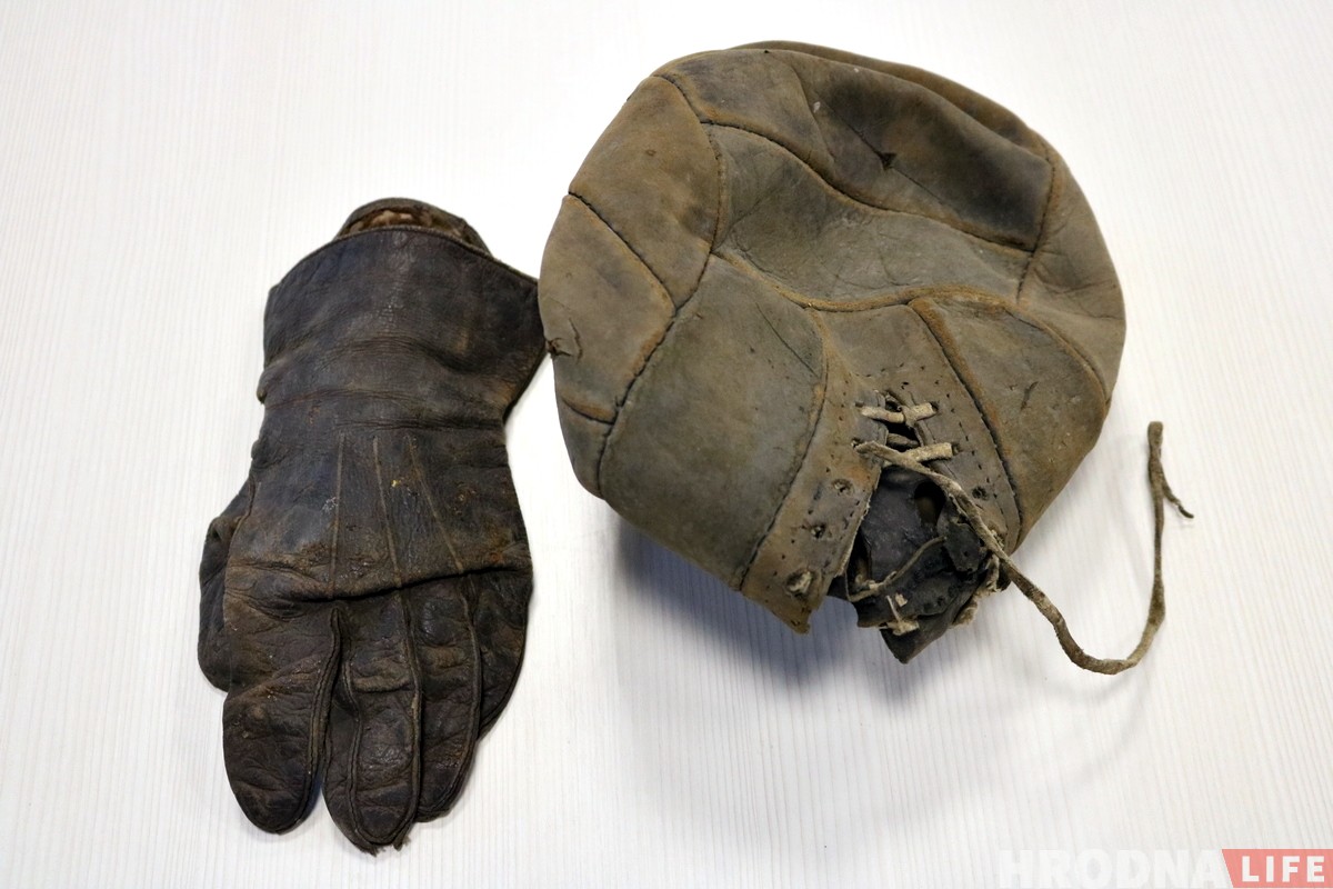 «Задача - зрабіць жывымі». Гродзенскі майстар аднаўляе 90-гадовыя буцы для музея футбола