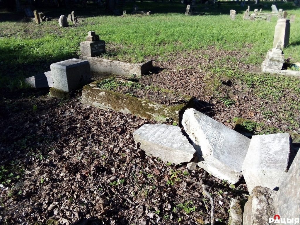 Следчы камітэт: старыя могілкі ў Лідзе разграмілі маленькія дзеці