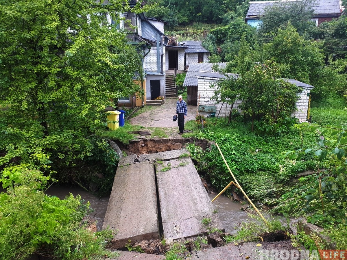 «Теперь ни проехать ни пройти». На Рабочей из-за сильных дождей разрушился мост