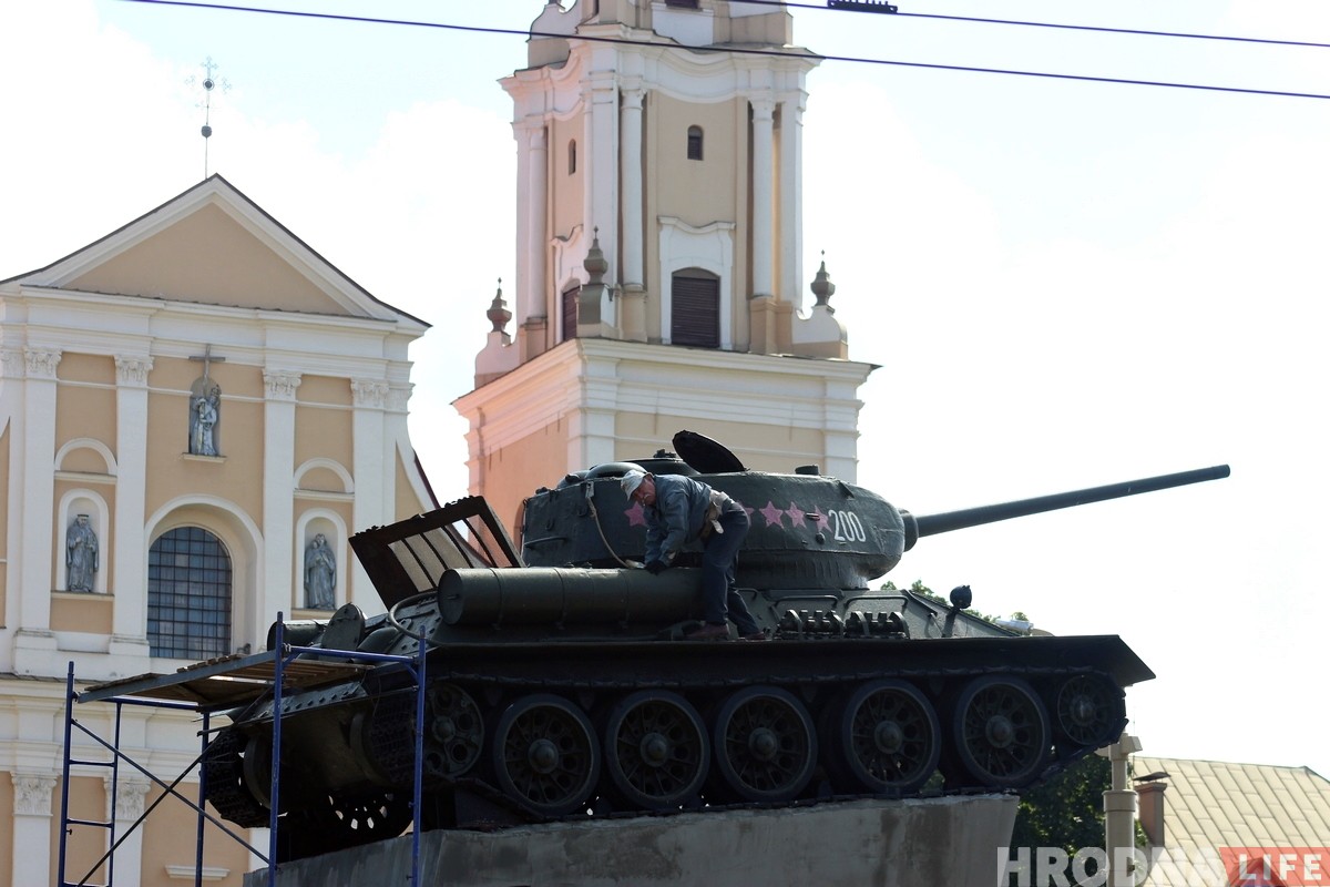 Гісторык перамог камунальнікаў: на танку зноў памянялі надпіс і цяпер ён канчатковы