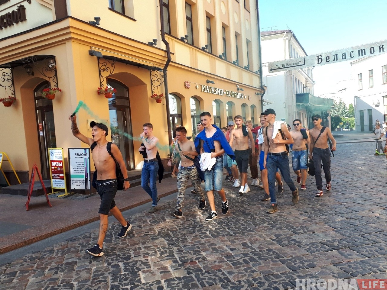 Марш Коржа: гродненцы прошлись по Советской с песнями и файерами