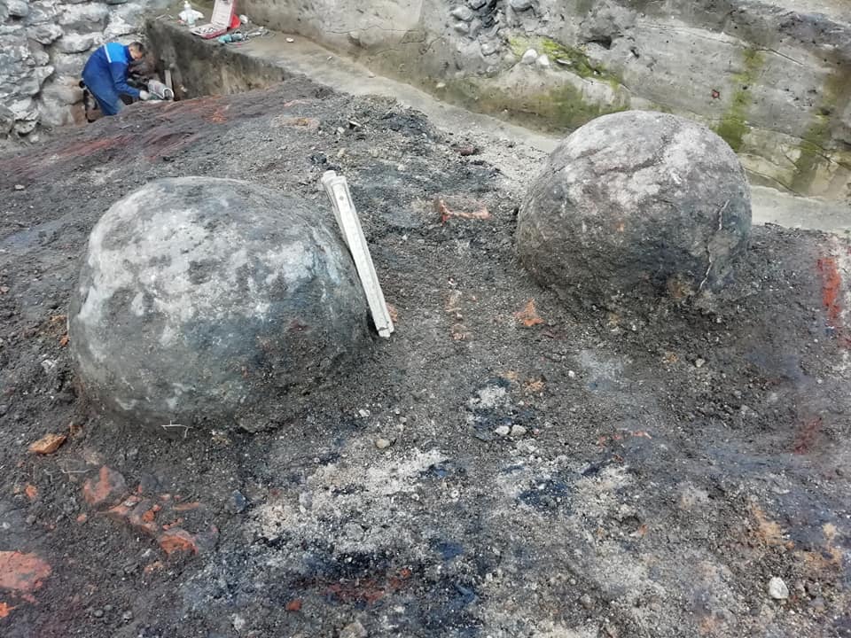 Такими ядрами могли осаждать крепость. На территории Старого замка очередные интересные находки 