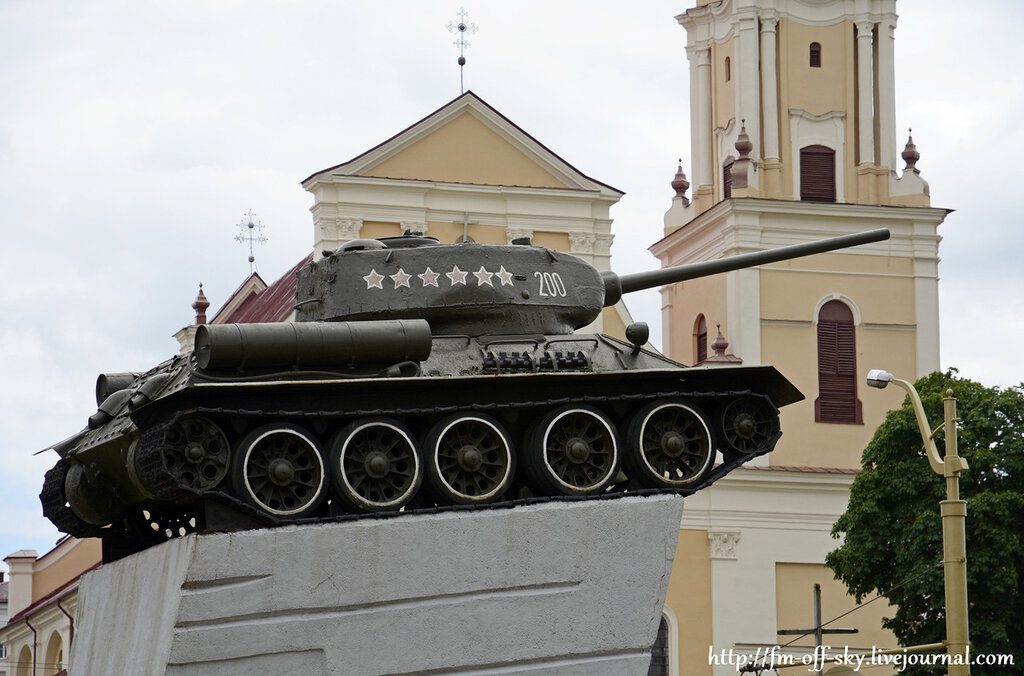 У гродзенскім танку-помніку знайшлі бутэльку з цыдулкамі 1967 года
