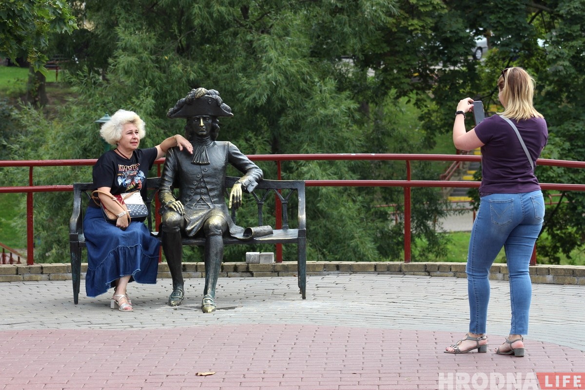Каб бачылі турысты: "Дойліда Гарадніцы" перанеслі на вуліцу Ажэшкі