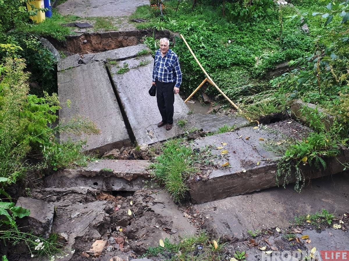 «Теперь ни проехать ни пройти». На Рабочей из-за сильных дождей разрушился мост