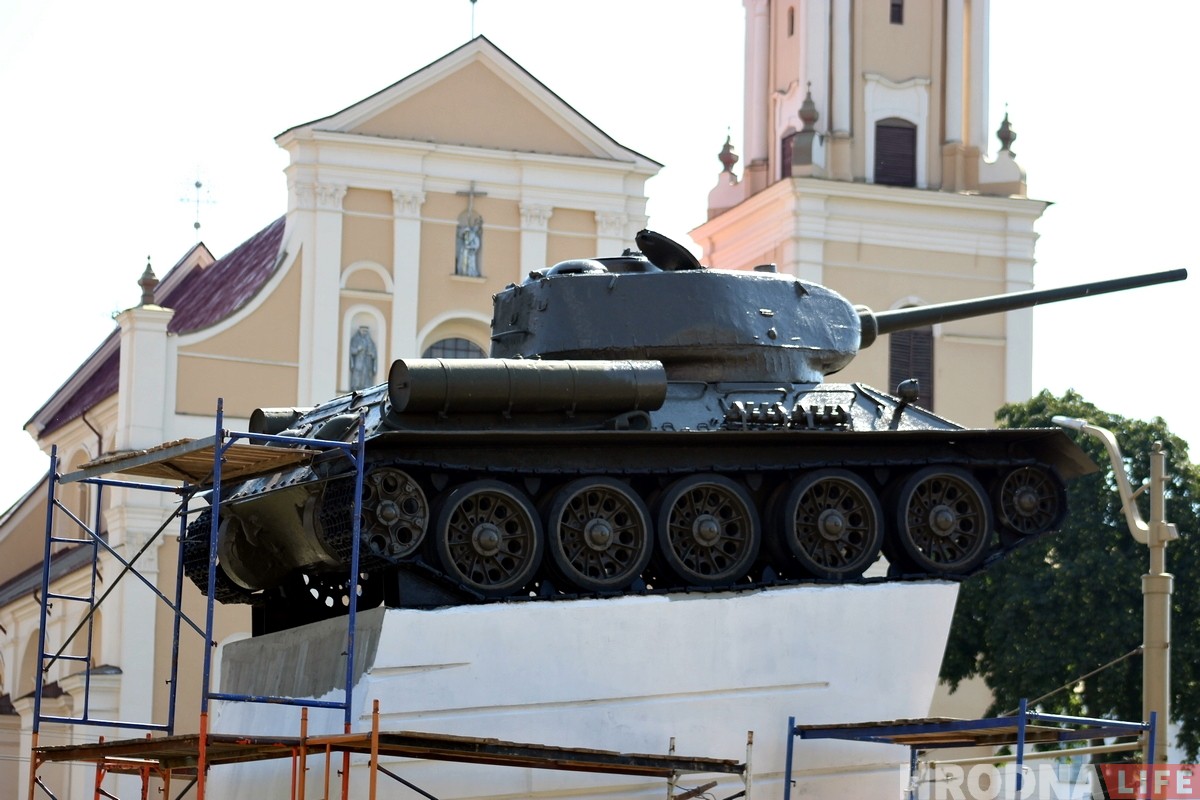 Гісторык перамог камунальнікаў: на танку зноў памянялі надпіс і цяпер ён канчатковы