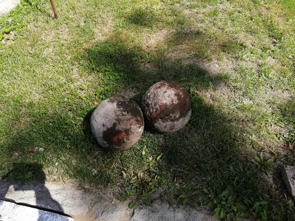 Такими ядрами могли осаждать крепость. На территории Старого замка очередные интересные находки 
