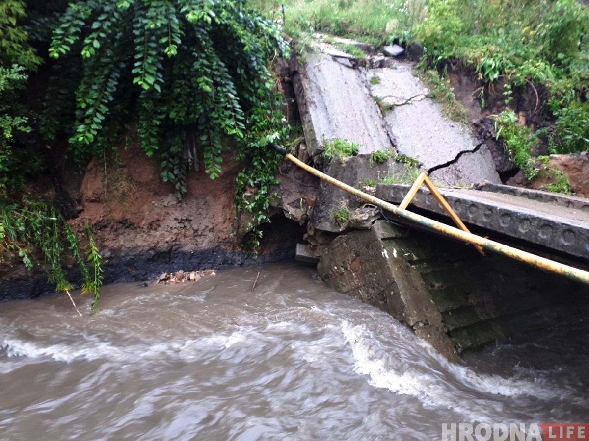 «Теперь ни проехать ни пройти». На Рабочей из-за сильных дождей разрушился мост