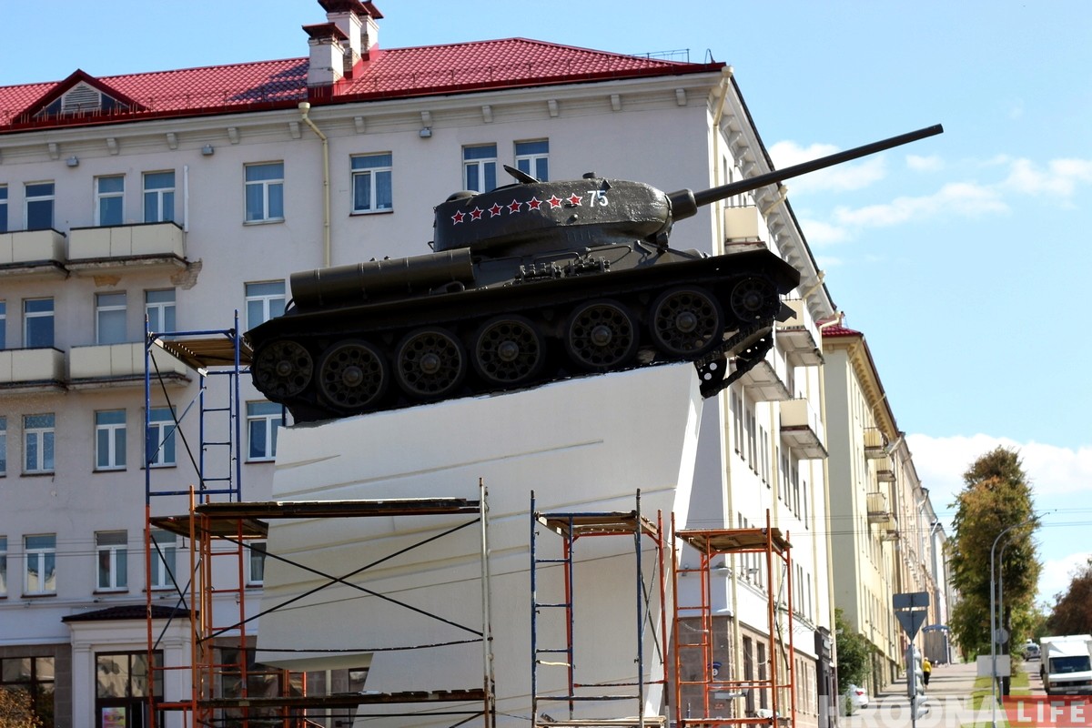 Гісторык перамог камунальнікаў: на танку зноў памянялі надпіс і цяпер ён канчатковы