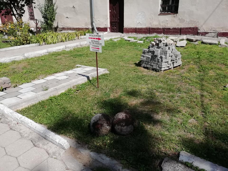 Такими ядрами могли осаждать крепость. На территории Старого замка очередные интересные находки 