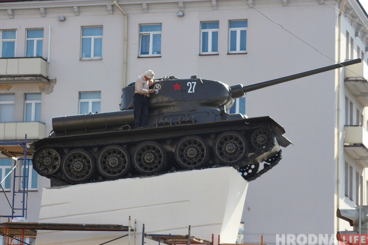 Гісторык перамог камунальнікаў: на танку зноў памянялі надпіс і цяпер ён канчатковы