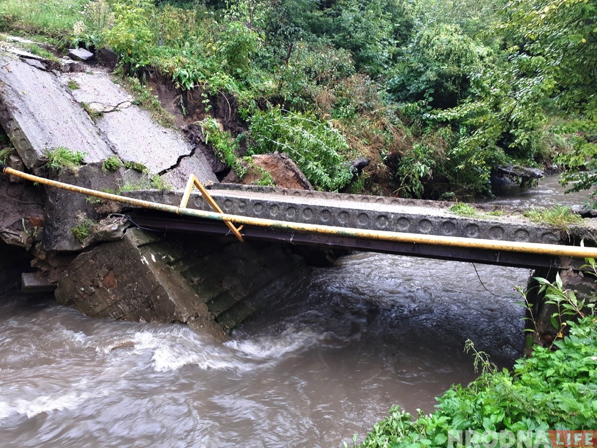 «Теперь ни проехать ни пройти». На Рабочей из-за сильных дождей разрушился мост
