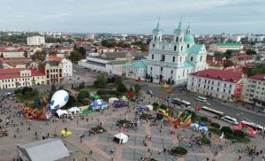 Тату на банане і свіння пад гарвыканкамам - чым здзіўляў Дзень горада ў Гродне. Фотарэпартаж