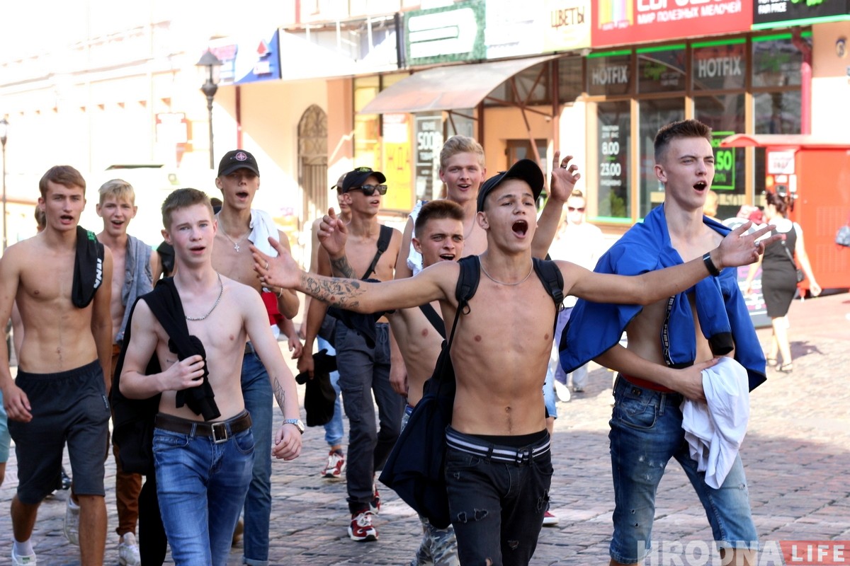 Марш Коржа: гродненцы прошлись по Советской с песнями и файерами