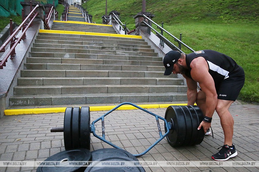 Асілак Аляксандр Кодзіс падняўся па лесвіцы кахання ў Гродна з 200-кілаграмовай штангай