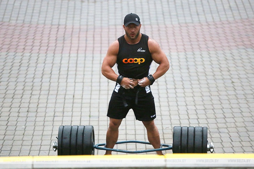 Асілак Аляксандр Кодзіс падняўся па лесвіцы кахання ў Гродна з 200-кілаграмовай штангай