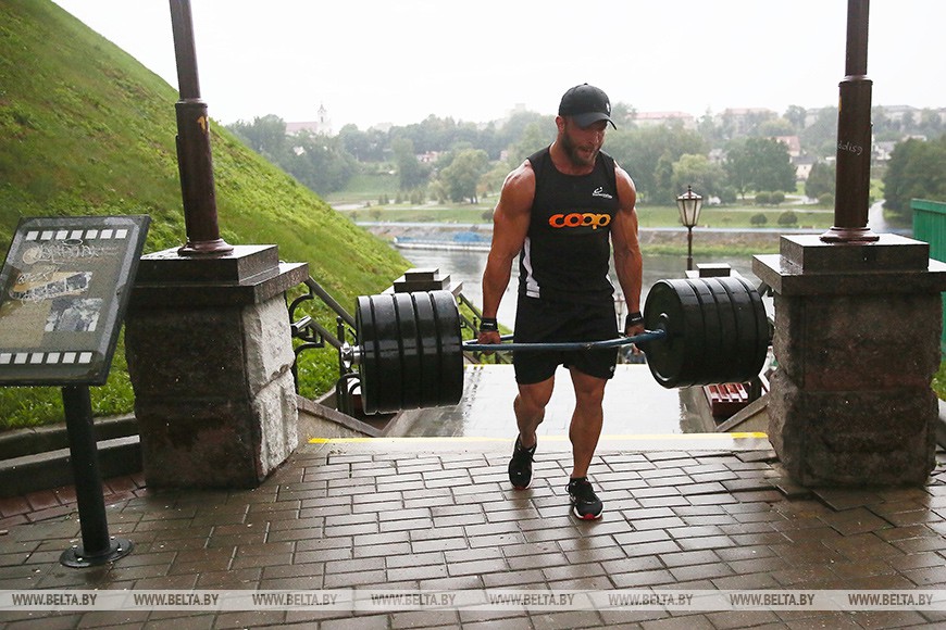 Асілак Аляксандр Кодзіс падняўся па лесвіцы кахання ў Гродна з 200-кілаграмовай штангай