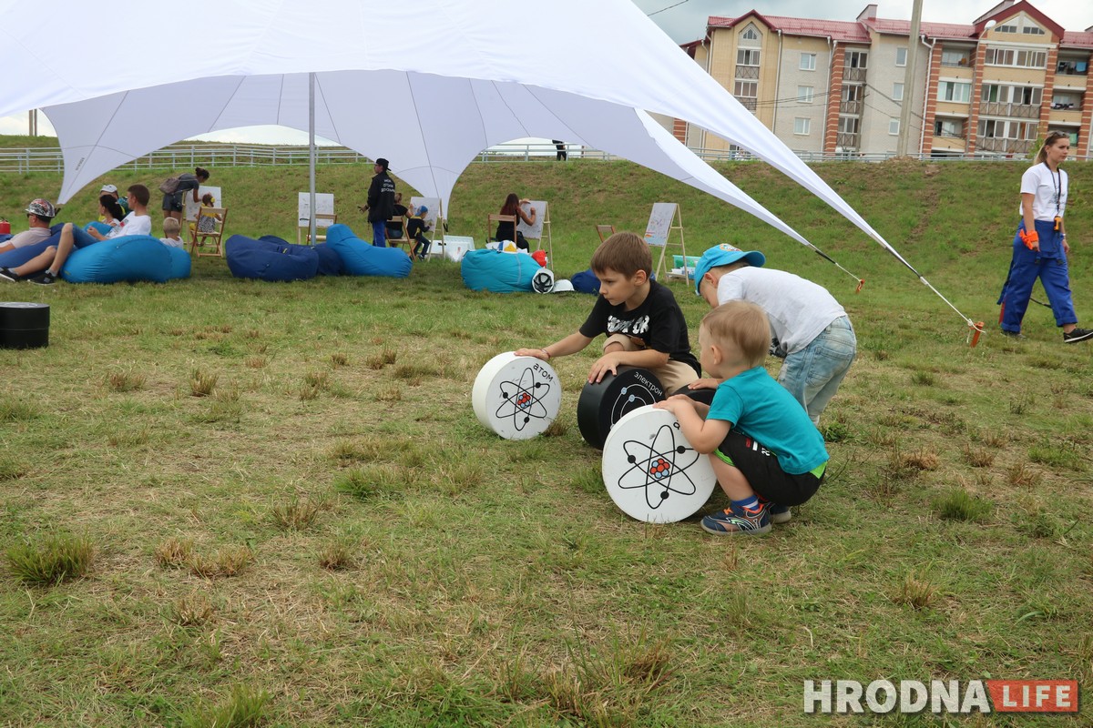 "Мае атамы задаволеныя". Школу, садок, бальніцу і ядзернае паліва чакаюць у Астраўцы гэтай восенню
