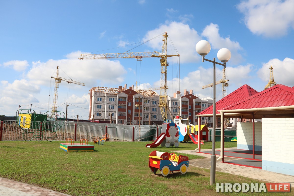 "Мае атамы задаволеныя". Школу, садок, бальніцу і ядзернае паліва чакаюць у Астраўцы гэтай восенню