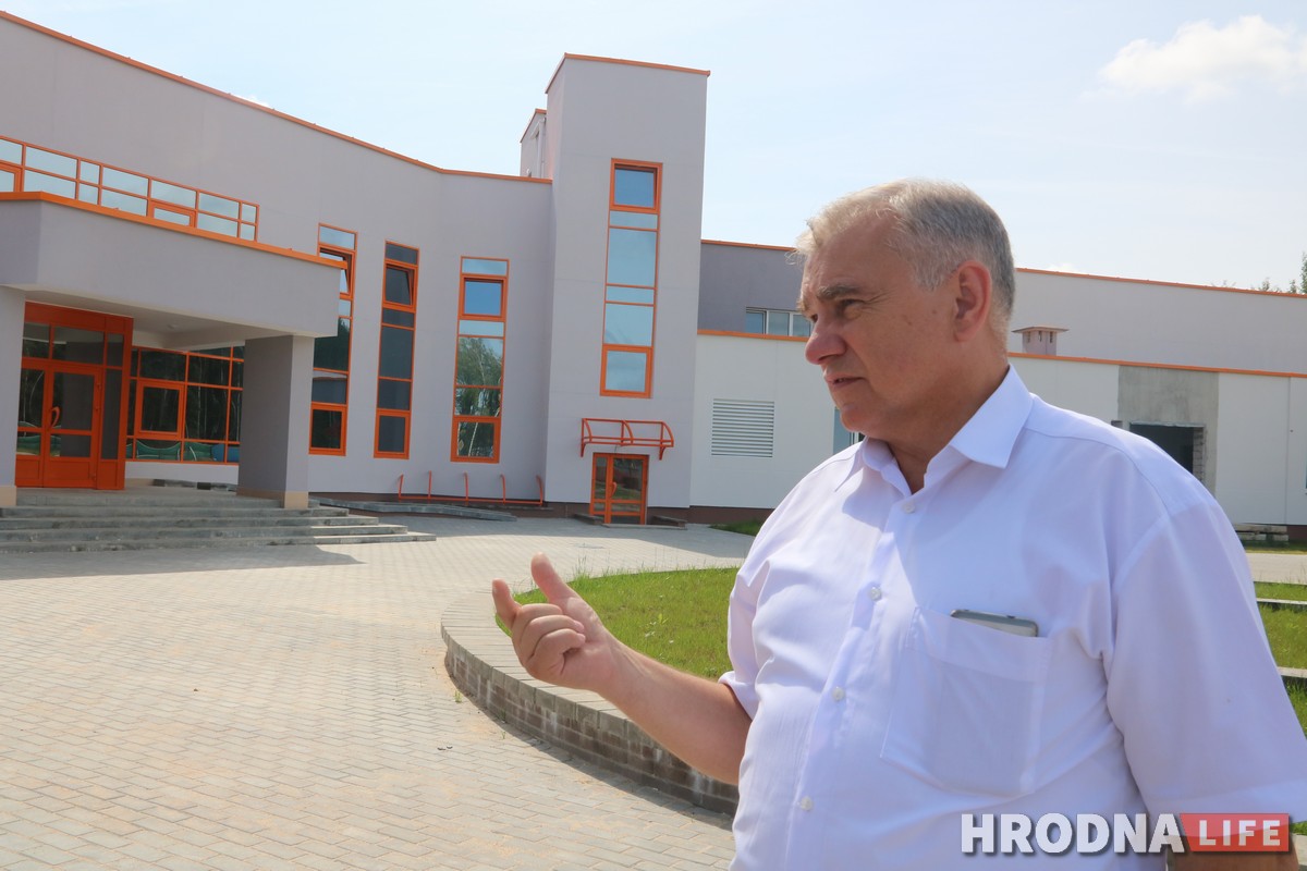 "Мае атамы задаволеныя". Школу, садок, бальніцу і ядзернае паліва чакаюць у Астраўцы гэтай восенню